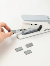 将图片加载到图库查看器，得力省力订书机订书器便携式订书机可订40页40张表面橡胶材质大号可钉60页60张办公白领学生用订资料试卷
