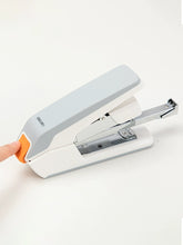 将图片加载到图库查看器，得力省力订书机订书器便携式订书机可订40页40张表面橡胶材质大号可钉60页60张办公白领学生用订资料试卷
