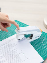 将图片加载到图库查看器，得力省力订书机订书器便携式订书机可订40页40张表面橡胶材质大号可钉60页60张办公白领学生用订资料试卷
