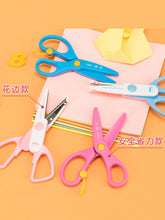 将图片加载到图库查看器，【汪汪队】得力学生剪刀安全小剪子安全便携式随身儿童宝宝手工美工幼儿园小号剪纸刀花边剪刀家用6075
