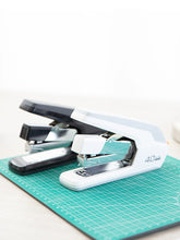 将图片加载到图库查看器，得力省力订书机订书器便携式订书机可订40页40张表面橡胶材质大号可钉60页60张办公白领学生用订资料试卷
