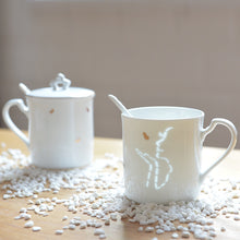将图片加载到图库查看器，古镇陶瓷景德镇玲珑陶瓷茶杯马克杯带盖带勺简约水杯杯子情侣杯
